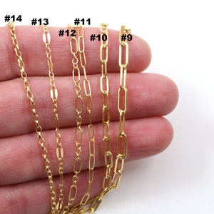 Peut inclure: Plusieurs colliers cha&icirc;ne dor&eacute;s de diff&eacute;rents styles, dont des maillons ovales et des mod&egrave;les d&eacute;licats perl&eacute;s. Les cha&icirc;nes sont pr&eacute;sent&eacute;es sur fond blanc, mettant en valeur leurs diff&eacute;rentes textures et formes.