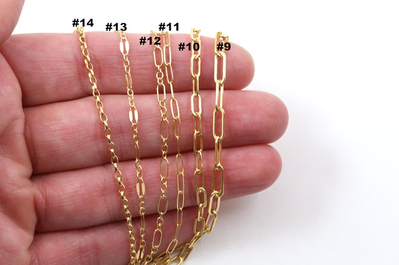 Peut inclure: Plusieurs colliers cha&icirc;ne dor&eacute;s de diff&eacute;rents styles, dont des maillons ovales et des mod&egrave;les d&eacute;licats perl&eacute;s. Les cha&icirc;nes sont pr&eacute;sent&eacute;es sur fond blanc, mettant en valeur leurs diff&eacute;rentes textures et formes.
