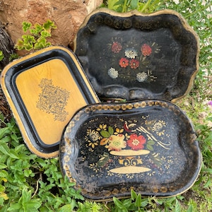 Trio metalowych tac vintage. Dekoracyjne, zniszczone, znoszone. Antyczne rekwizyty do fotografii Kitchenalia. Akcesoria barowe. Buduar. Zestaw trzech sztuk.