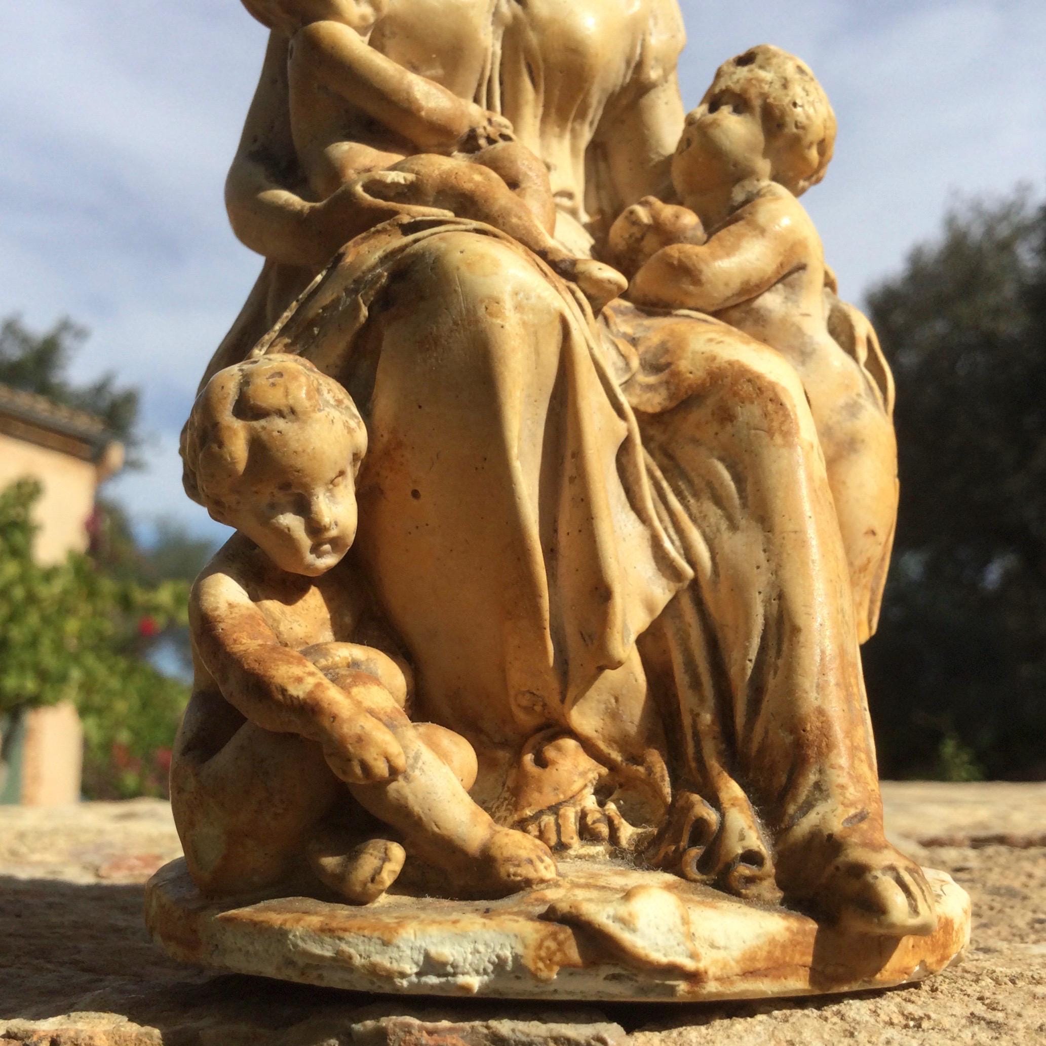 アンティークの海泡石像、聖母マリアとイエス、ヨハネの天使像。1800