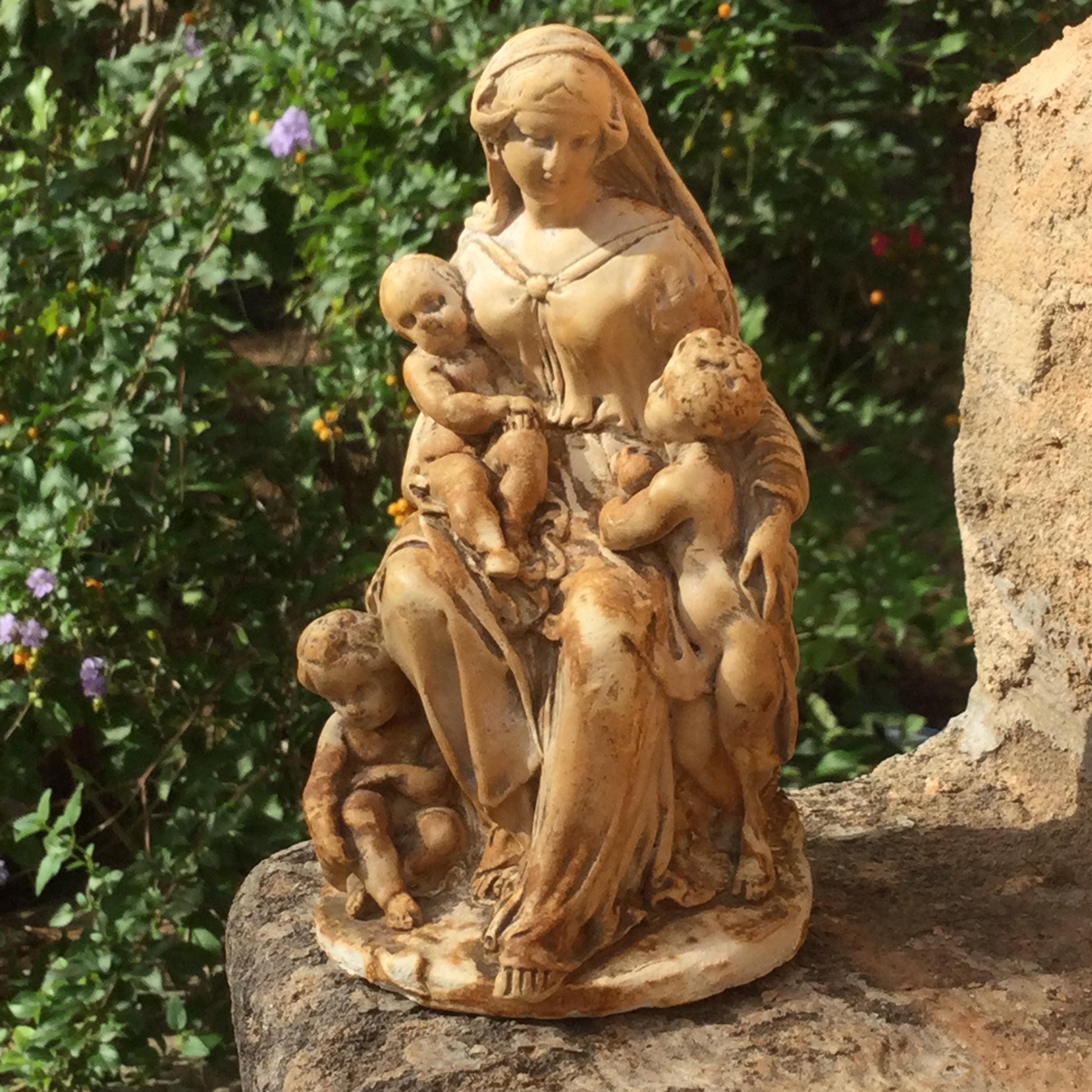 アンティークの海泡石像、聖母マリアとイエス、ヨハネの天使像。1800