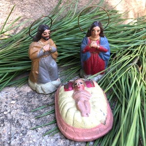 vintage Nativité Sainte-Famille. Art populaire naïf artisanal espagnol primitif de 2,5 pouces. Argile. Santons religieux rustiques âgés. Sanctuaire de Noël.