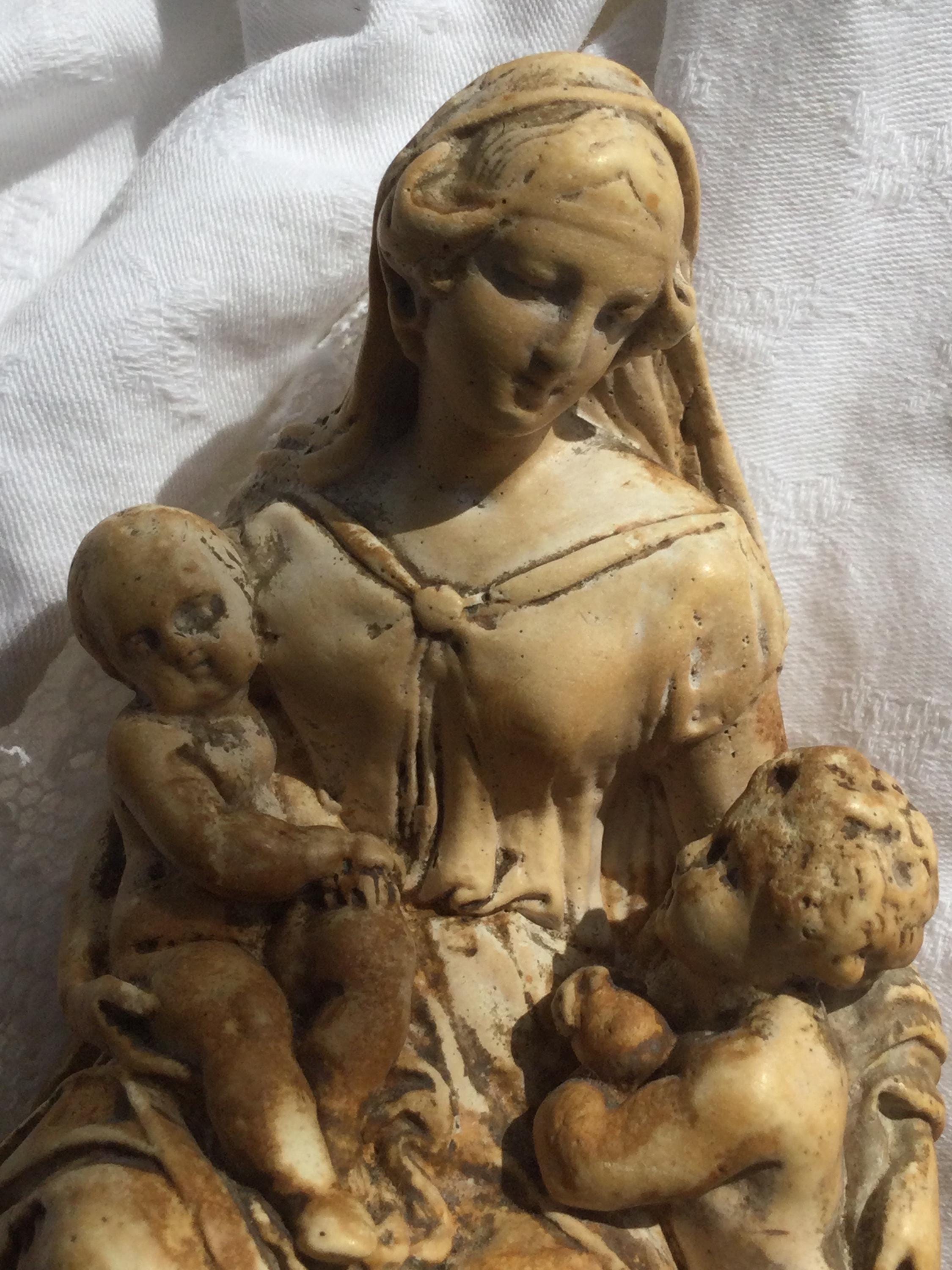聖母マリアとイエスと天使の彫刻 アンティークの海泡石像、聖母マリアとイエス、ヨハネの天使像。1800