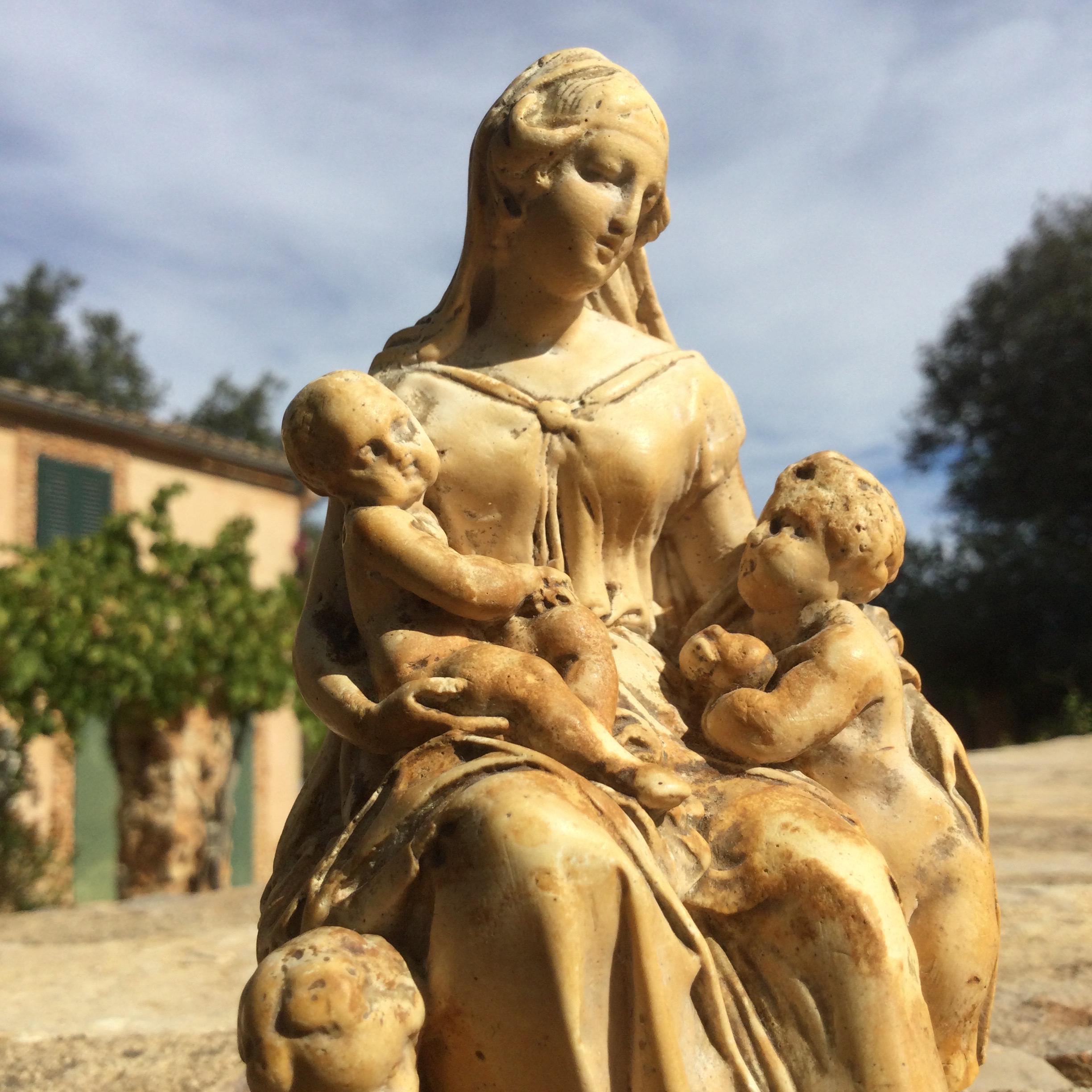 アンティークの海泡石像、聖母マリアとイエス、ヨハネの天使像。1800