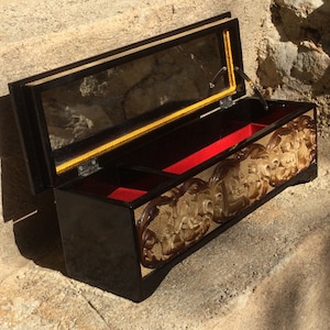 Vintage 1960s Japanese Musical Jewellery Box. Wykończenie lakierowane. Wnętrze z imitacji aksamitu. Harusame - Spring Rain Music. Fujii. Kicz z połowy wieku.