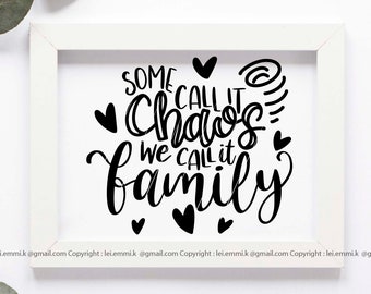 sommigen noemen het chaos, wij noemen het familie-svg voor cricut en silhouette cameo. gratis commercial voor kunst aan de muur, shirt, sticker, stencil, vinyl