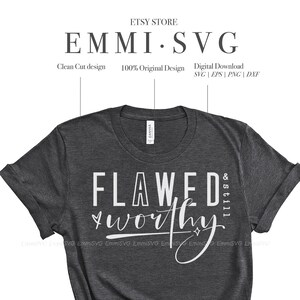 Op de afbeelding: Een digitale download van een grafisch ontwerp met de tekst "FLAWED & WORTHY" in een wit cursief lettertype op een donkergrijs T-shirt. Het ontwerp is beschikbaar in de bestandsformaten SVG, PNG, EPS en DXF.