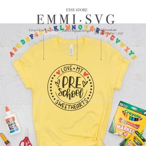 Peut inclure: Téléchargement numérique d'un motif noir et blanc pour un t-shirt. Le motif dit "Love My Pre School Sweethearts" dans un cercle avec des cœurs et des points autour du texte.