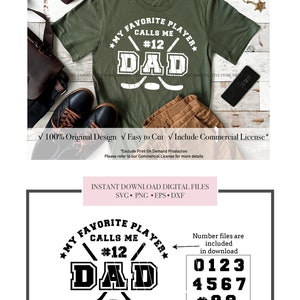 以下が含まれることがあります： 白いグラフィックデザインが施された緑色のTシャツ。デザインには「My Favorite Player Calls Me #12 Dad」という文字と、その文字の後ろに交差した2本のホッケーのスティックが描かれています。グラフィックは、黒いアウトラインでヴィンテージスタイルになっています。Tシャツは、茶色の革製のバッグ、茶色のズボン、黒い靴などのアイテムと一緒に、木製の表面に置かれています。