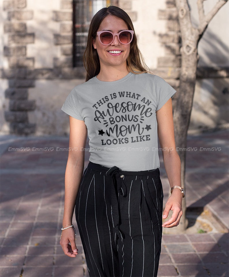 May include: A grey t-shirt with black text that reads "This is what an awesome bonus mom looks like".