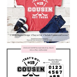 以下が含まれることがあります： 「That's My #19 Cousin Out There」と書かれたホッケーをテーマにした白黒のデジタルデザイン。デザインには、中央にパックを挟んで交差した2本のホッケーのスティックが含まれています。ダウンロードには、0から9までの番号ファイルが含まれています。