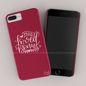 Pode incluir: Uma capa de telefone vermelha com um design branco que diz "Most Loved Bonus Mom" com cora&ccedil;&otilde;es.