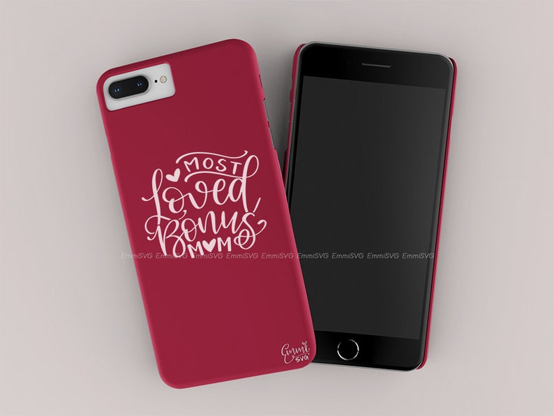 Pode incluir: Uma capa de telefone vermelha com um design branco que diz "Most Loved Bonus Mom" com cora&ccedil;&otilde;es.