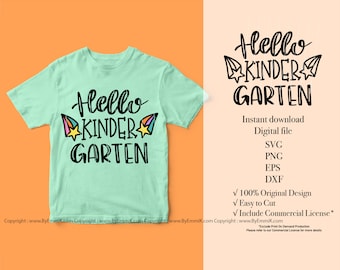 Könnte beinhalten: Hellgrünes T-Shirt mit dem schwarzen Schriftzug "Hello KINDER GARTEN" und Stern- und Regenbogen-Akzenten. Das Bild zeigt auch Details für einen digitalen Datei-Download, einschließlich SVG-, PNG-, EPS- und DXF-Formaten.