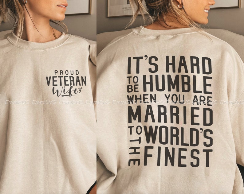 Pu&ograve; includere: Una felpa beige con testo nero. La parte anteriore della felpa dice "Proud Veteran Wife" e la parte posteriore dice "It's hard to be humble when you are married to the world's finest."