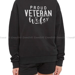 Pu&ograve; includere: Felpa nera con testo bianco che recita "Proud Veteran Wife" con un piccolo simbolo di cuore.