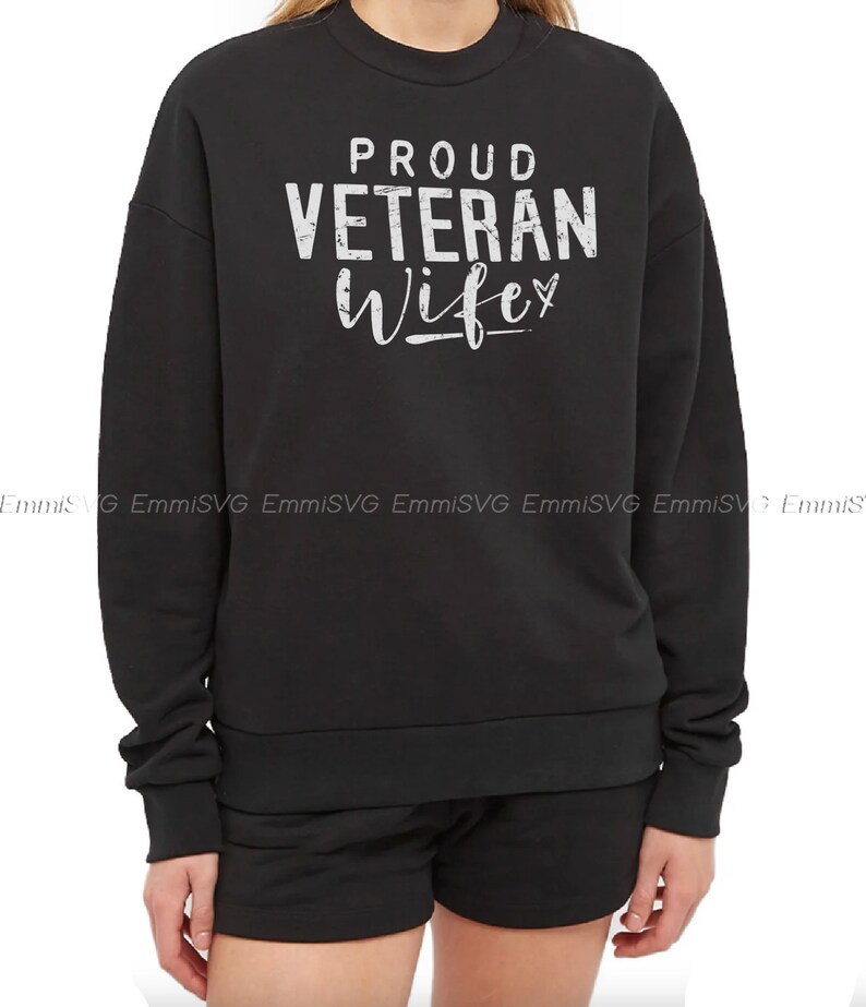 Pu&ograve; includere: Felpa nera con testo bianco che recita "Proud Veteran Wife" con un piccolo simbolo di cuore.
