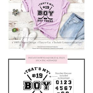 以下が含まれることがあります： 「That's My #19 Boy Out There」という黒と白のグラフィックデザインのデジタルダウンロード。テキストの後ろに交差した2本のホッケーのスティックがあります。グラフィックデザインは星のある円に囲まれています。数字ファイル0-9と#はダウンロードに含まれています。