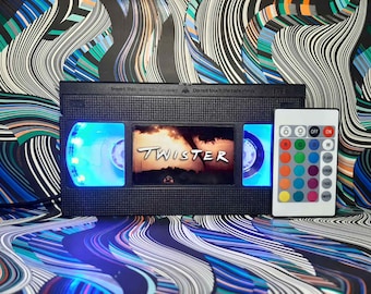 Lámpara de película VHS retro: decoración reciclada de los 80 con control remoto