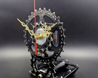 Reloj hecho con piezas de bicicleta recicladas: decoración de escritorio estilo steampunk, regalo para ciclistas.