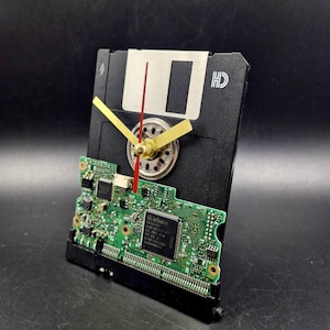 Reloj con piezas de computadora recicladas: decoración de escritorio geek hecha a mano