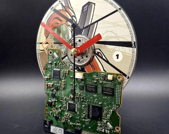 Reloj de escritorio con disco duro reciclado: un regalo hecho a mano para un experto en informática.