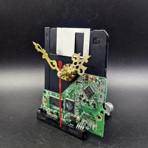 Reloj de disquete reciclado: decoración de escritorio hecha a mano para geeks de computadoras