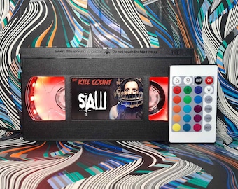 Lámpara VHS retro: película "Saw", LED que cambia de color, alimentación USB