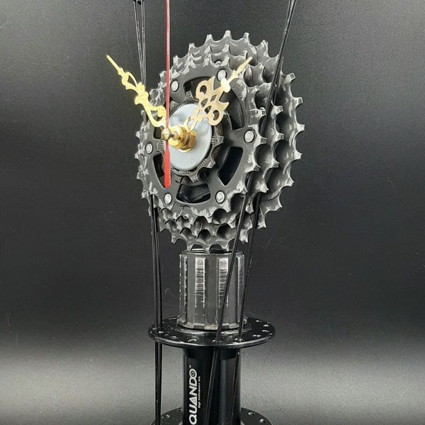 Horloge faite main, engrenage de vélo, cadeau de pièces de vélo, horloge de vélo recyclée, horloge de bureau, décoration steampunk, art en métal, cadeau pour homme qui a tout