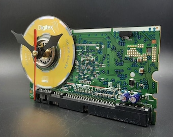Relógio de computador reciclado: acessório tecnológico feito à mão
