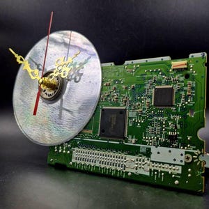 Reloj con piezas de ordenador recicladas: un regalo tecnológico hecho a mano para geeks