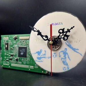 Klok van gerecycled computeronderdeel: handgemaakt technisch cadeau