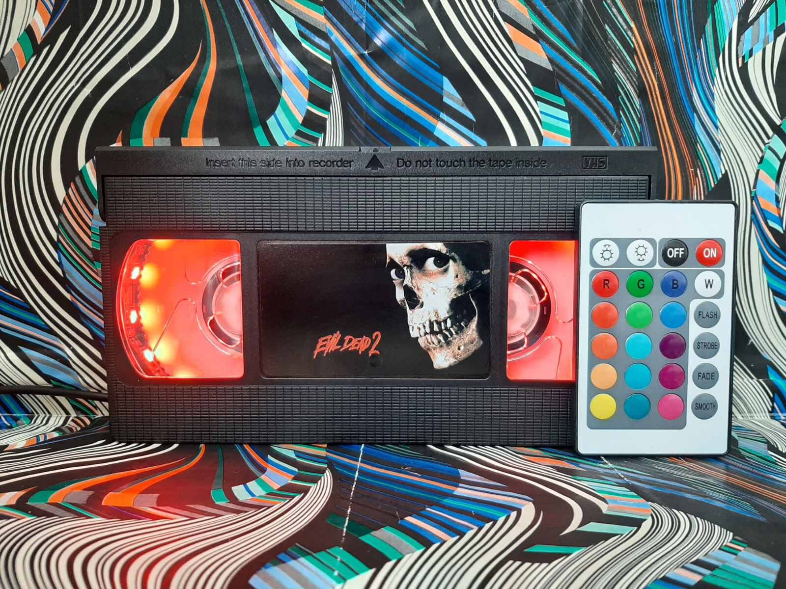 Evil Dead 2 e Steve Urkel Crossover para capa de VHS perfeita