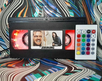 Lámpara VHS retro: Película "El Resplandor", casete reciclado con control remoto LED