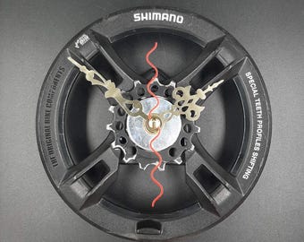 Relógio de parede com engrenagem de bicicleta reciclada: decoração steampunk feita à mão