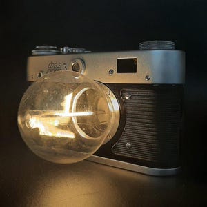 Lámpara de cámara retro: FED 4 reciclada, luz LED de escritorio, regalo para fotógrafos