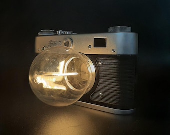 Lámpara de cámara retro: FED 4 reciclada, luz LED de escritorio, regalo para fotógrafos