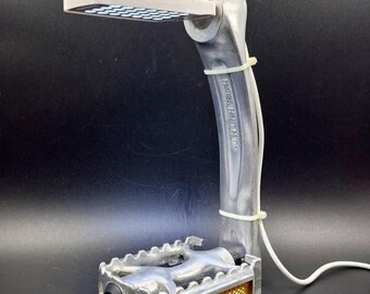 Lámpara con parte de bicicleta reciclada: lámpara de escritorio steampunk, regalo para ciclistas