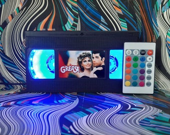 Lámpara VHS de Grease: Decoración retro de película de los 80 con control remoto