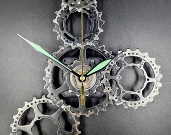 Relógio de parede com engrenagem de bicicleta reciclada: decoração steampunk feita à mão