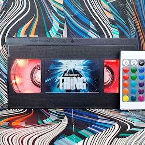 Retro &#39;The Thing&#39; VHS Lampe: Upcycled Horrorfilm Dekor