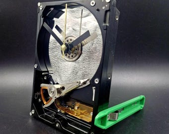 Reloj de escritorio con disco duro reciclado: un regalo para los amantes de la informática