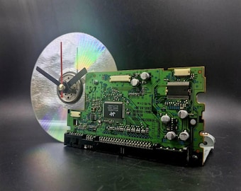 Relógio de computador reciclado: acessório tecnológico feito à mão