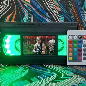 Retro VHS Lampe, 80er, 90er Jahre, Geburtstagsgeschenk, Weihnachten, Halloween, Geschenk für Baby, Film Poster, Horrorfilm, Büro Accessoire, Blockbuster