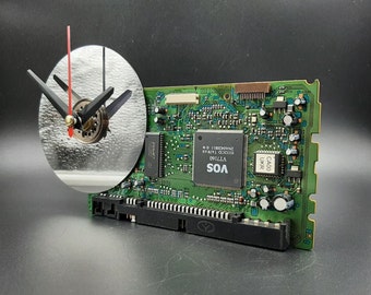 Reloj con piezas de computadora recicladas: decoración de escritorio tecnológica hecha a mano