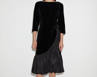 Vintage 50er Jahre Kleid aus schwarzem Samt mit Rüschensaum aus Acetat