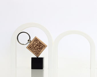 QR Code als Schlüsselanhänger   personalisierter Schlüsselanhänger Anhänger aus Holz persönliches Geschenk mit Wunschtext als QR-Code