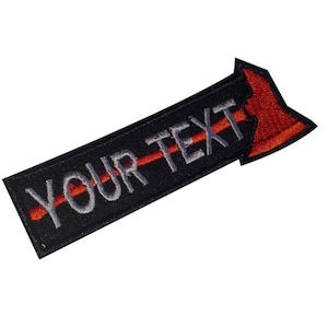 Könnte beinhalten: Schwarzer und roter gestickter Patch mit einem nach rechts zeigenden Pfeil. Der Text "YOUR TEXT" ist in Grau auf dem Patch gestickt.