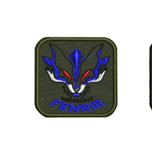 Könnte beinhalten: Drei gestickte Patches mit einem wolfartigen Wesen mit blauen und roten Augen und einer blauen und weißen Mähne. Die Patches sind auf schwarzem, grünem und Tarnstoff. Der Text "MIDNIGHT FENRIR" ist auf jedem Patch gestickt.
