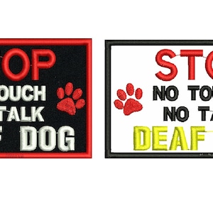 Op de afbeelding: Twee zwart-witte patches met rode poot afdrukken en de tekst "STOP NO TOUCH NO TALK DEAF DOG" in rode en witte letters. De patches zijn op een witte achtergrond.